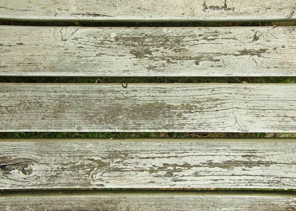 古い白い木製のピケット フェンスに剥離塗料. — ストック写真