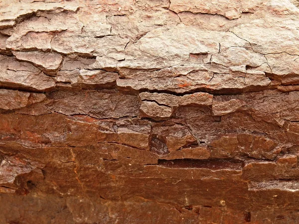 Type extrême de corrosion, texture corrodée par le métal sur le pilier forgé par marteau du forgeron du XVIIIe siècle pour attacher les bateaux dans le port maritime. corrosion par pulvérisation de sel. Balances brisées de fer rouillé . — Photo