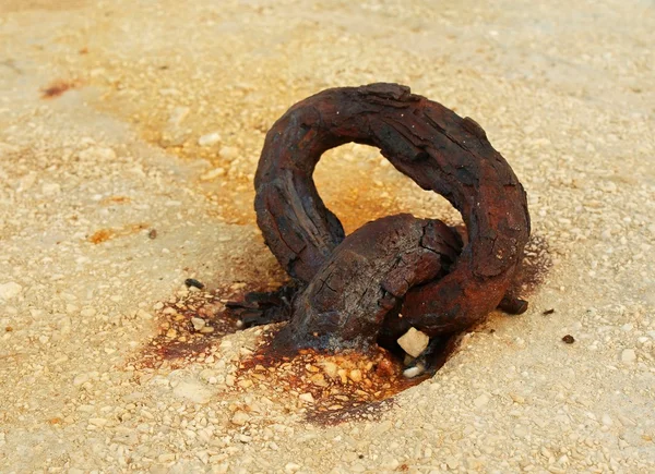 Extreme corrosion of chain link fixed in concrete block. Salt spray corrosion of iron chain in sea port. — Stock Photo, Image