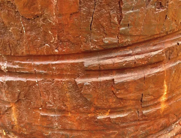 Type extrême de corrosion, texture corrodée par le métal sur le pilier forgé par marteau du forgeron du XVIIIe siècle pour attacher les bateaux dans le port maritime. corrosion par pulvérisation de sel. Balances brisées de fer rouillé . — Photo