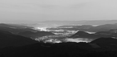 Dolunay gecesi, pembe sabah sis sanayi şehri yukarıda.