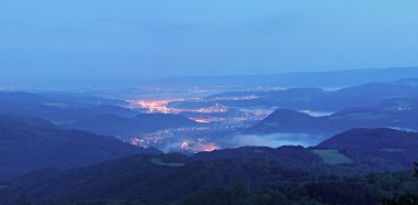 Dolunay gecesi, pembe sabah sis sanayi şehri yukarıda.