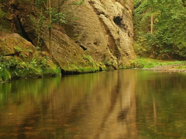 The end of summer at mountain river lines with sandstone rocks, big boulders and colorful trees. — Stock Photo, Image