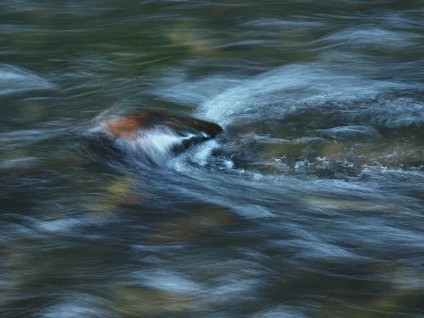 Feuilles colorées peuplier faux-tremble et feuilles d'érable sur grand rocher de grès dans le ruisseau. Premières couleurs automnales, vagues bleues floues . — Photo