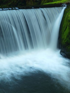 Weir dağ dere. temiz su hızla yükseliyor ve beyaz sprey yapar.