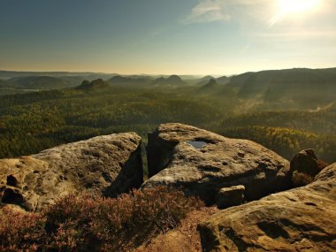 Sunrise güzel dağ çek-Saksonya İsviçre. kumtaşı doruklarına sisli arka plandan arttı, sis turuncu güneş ışınları nedeniyle olduğunu.