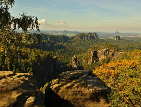 Letní večer před bouří v Saském Švýcarsku, šedá obloha nad pískovcové skály. — Stock fotografie