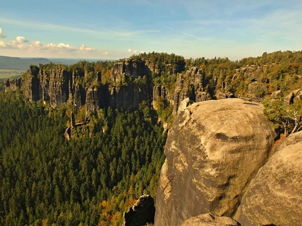 Letní večer před bouří v Saském Švýcarsku, šedá obloha nad pískovcové skály. — Stock fotografie