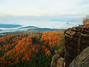 Sunrise güzel dağ çek-Saksonya İsviçre. kumtaşı zirveleri ve sisli arka plandan arttı tepeler turuncu güneş ışınları nedeniyle sis olduğunu.