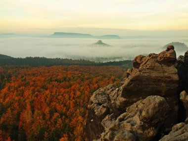 Sunrise güzel dağ çek-Saksonya İsviçre. kumtaşı zirveleri ve sisli arka plandan arttı tepeler turuncu güneş ışınları nedeniyle sis olduğunu.