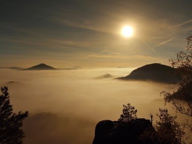 bohem-saxony İsviçre'nin güzel bir dağ sunrise gece dolunay. kumtaşı zirveleri ve sisli arka plandan arttı tepeler turuncu güneş ışınları nedeniyle sis olduğunu.