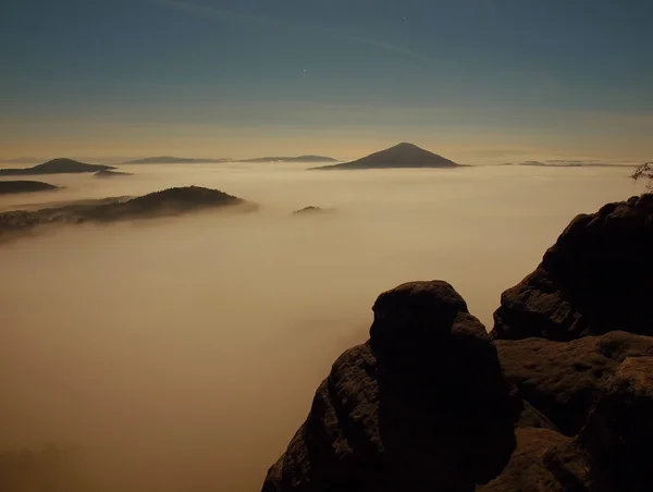 Noche de luna llena con salida del sol en una hermosa montaña de la Suiza bohemia-sajona. Picos de arenisca y colinas aumentadas de fondo brumoso, la niebla es de color naranja debido a los rayos del sol . —  Fotos de Stock