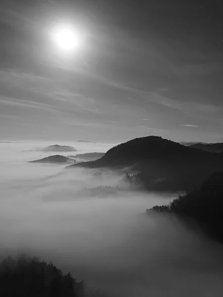 月圆之夜与日出的美丽的山波西米亚萨克森州瑞士。砂岩山峰和丘陵，从模糊背景增加。第一个太阳射线。黑白照片. — 图库照片
