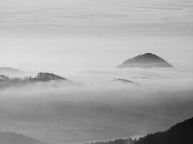 sonbahar gündoğumu Bohemya güzel bir dağ. sis hills doruklarına arttı.