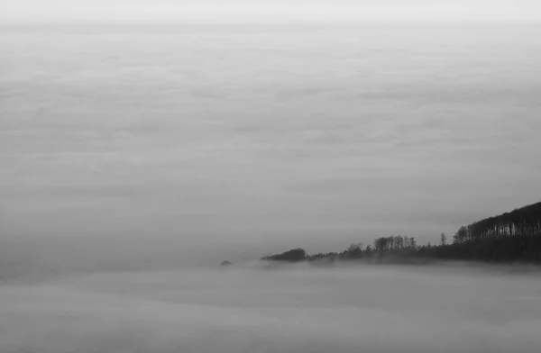 Herbstsonnenaufgang in einem wunderschönen Berg von Böhmen. Berggipfel vermehrt aus Nebel. — Stockfoto