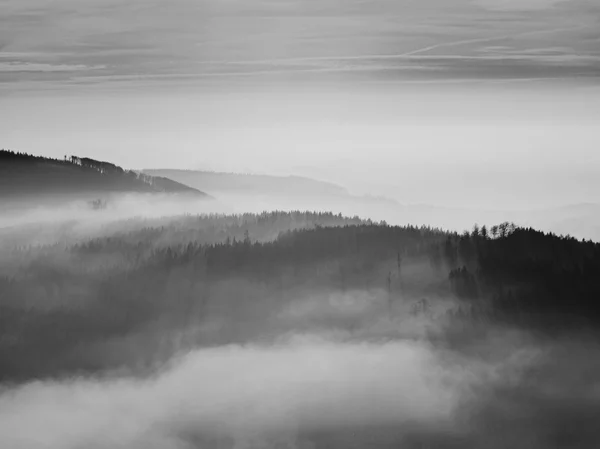 Herbstsonnenaufgang in einem wunderschönen Berg von Böhmen. Berggipfel vermehrt aus Nebel. — Stockfoto