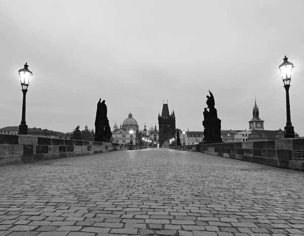 Outono Charles ponte no nevoeiro da manhã, Praga — Fotografia de Stock