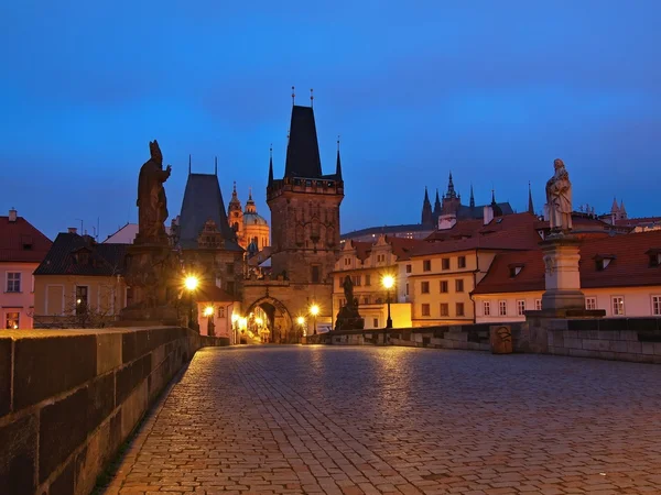 Puente de otoño Charles en la niebla de la mañana, Praga — Foto de Stock