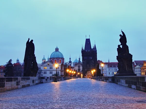 Puente de otoño Charles en la niebla de la mañana, Praga — Foto de Stock