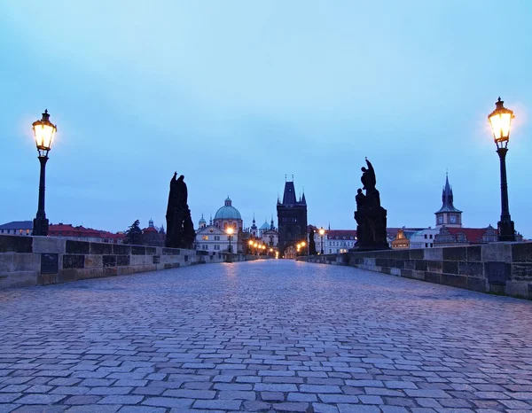 Puente de otoño Charles en la niebla de la mañana, Praga — Foto de Stock