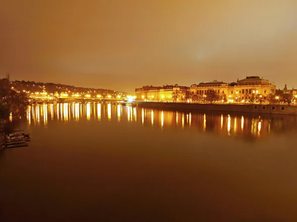 Nocny widok na rzekę do zabytkowej części miasta Praga, centrum Europy — Zdjęcie stockowe