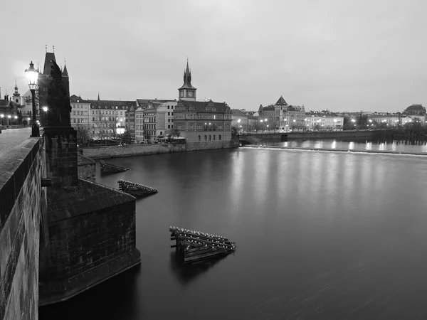 Vista noturna sobre o rio para a parte histórica da cidade de Praga, centro da Europa — Fotografia de Stock