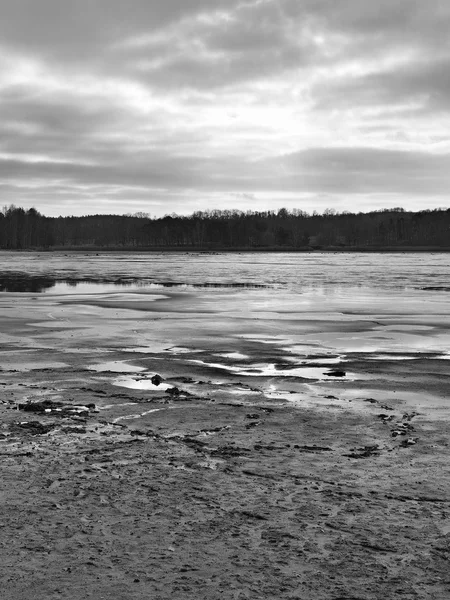 Triste vista sobre estanque vacío a la colina y el bosque en la orilla opuesta. Ambiente melancólico otoñal. Foto en blanco y negro . —  Fotos de Stock