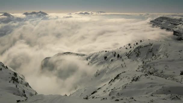 Picco di montagne nella stazione sciistica sono sporgenti dalla nebbia bassa . — Video Stock