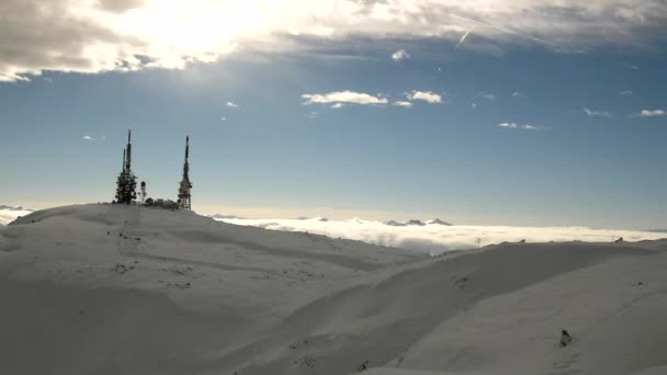 Pico de montaña con pilones transmisores, nieve fresca en polvo . — Vídeos de Stock