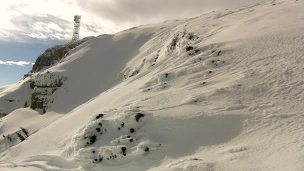 Picco di montagne nella stazione sciistica sono sporgenti da nebbia bassa . — Video Stock