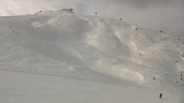 El pico de montañas en la estación de esquí sobresale de la niebla baja. Hermoso día de invierno entre cumbres de los Alpes . — Vídeos de Stock