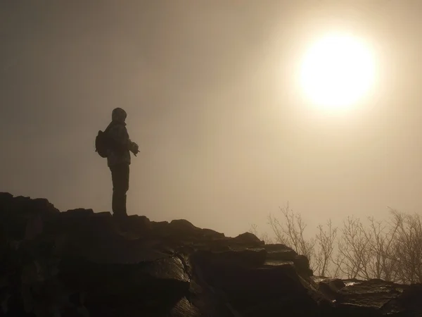 待っている写真、オレンジ濃霧発生空と玄武岩の山のピーク — ストック写真