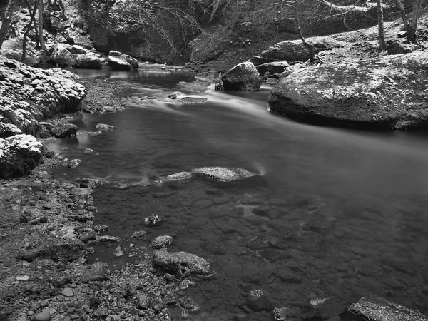 Big boulders in clear water of stream. Winter is beginning at mountain river. — Stock Photo, Image