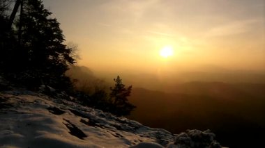 East orange gündoğumu ile rüzgarlı kış sabahı görüntüleyin. Daybreak kayalarda