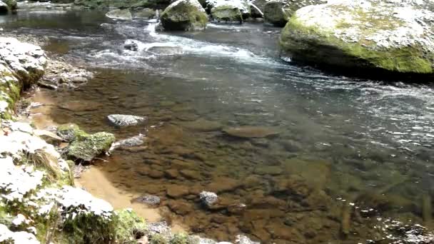 Big boulders in clear water of stream. Winter is beginning at mountain river. — Stock Video