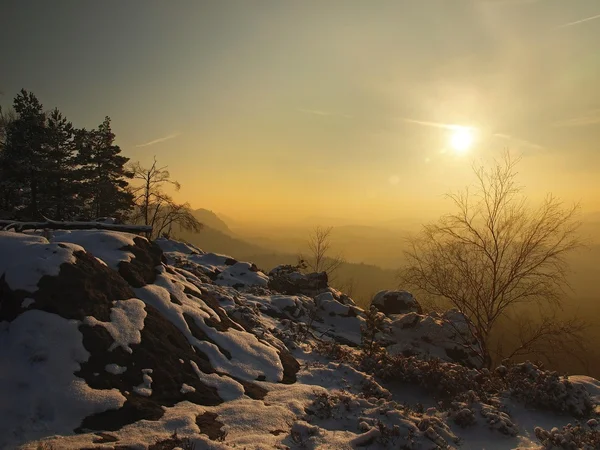 Vintermorgon Visa öster med orange soluppgång. gryning i klippor av böhmisk-saxiska Schweiz park. — Stockfoto