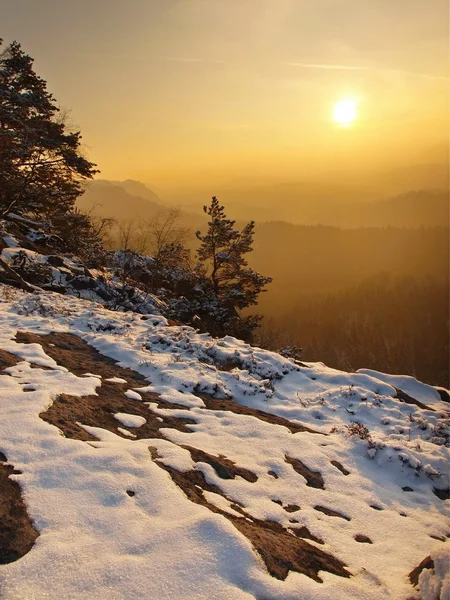 Vista de invierno por la mañana al este con salida del sol naranja. Amanecer en las rocas del parque bohemio-sajón de Suiza . — Foto de Stock