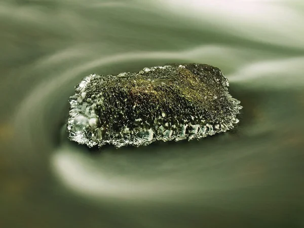 暗绿色冰冷的水的山间溪流在冬天的时候，小冰柱垂挂乳白色水位以上. — 图库照片