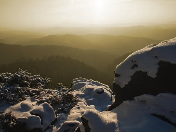 Salida del sol en una hermosa montaña de la Suiza bohemia-sajona. Picos de arenisca y colinas aumentadas de fondo brumoso, la niebla es de color naranja debido a los rayos del sol . — Foto de Stock