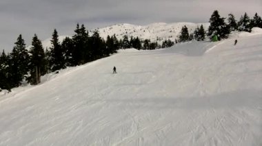 kablo-yoldan aşağı yokuş aşağı Kayak ve kar karlı yamaç alps Kayak merkezinde yatılı göster.