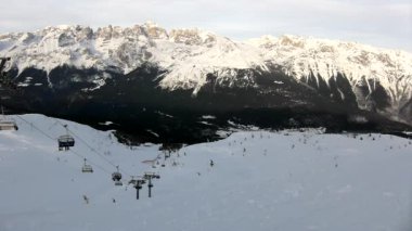 dağ tepe alps kayak iniş için eğim ile Kayak, kayakçı taze kar kar yamaç tadını çıkarıyor. güneşli kış günü Alpleri'nde.