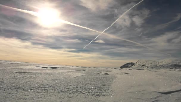 Vista para terreno livre na encosta nevada na estância de esqui Alps. Árvores verdes escuras que se destacam da neve gelada . — Vídeo de Stock