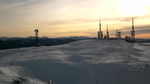 Горный пик с обсерваторией зимой. Солнечный вечер в горах — стоковое видео