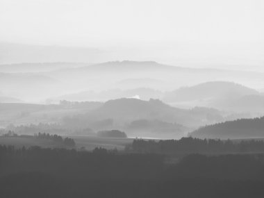 sonbahar gündoğumu Bohemya güzel bir dağ. sisli arka plan, güneş ışınları ile sis hills doruklarına arttı.