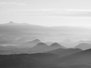 sonbahar gündoğumu Bohemya güzel bir dağ. sisli arka plan, güneş ışınları ile sis hills doruklarına arttı.
