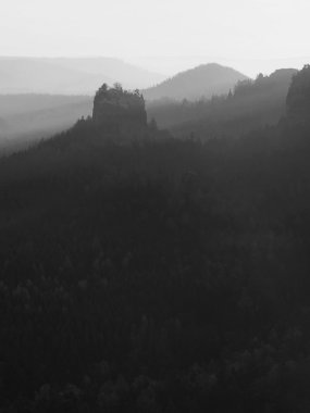 Sunrise güzel dağ çek-Saksonya İsviçre. kumtaşı doruklarına sisli arka plandan arttı. siyah beyaz fotoğraf.