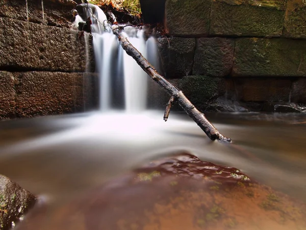 Pequena cachoeira no pequeno riacho da montanha, bloco de arenito musgoso e água está pulando para baixo em pequena piscina — Fotografia de Stock