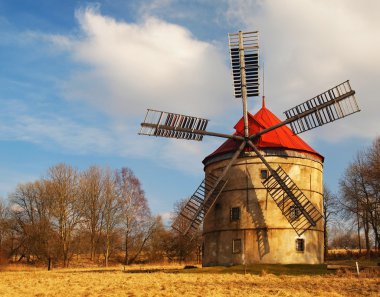 yazlık ev yenileme Rüzgar değirmeni eve. Yeni kırmızı çatı, onarılan Rüzgar bıçaklar.