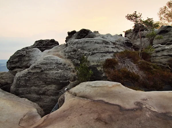 Snadné via ferrata v pískovcové skále Saského Švýcarska. železo kroucené lano v bloku odstraněných šroubů Karabinky — Stock fotografie