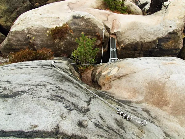 ヴィア フェラータ ザクセン スイスの砂岩の岩で簡単です。鉄ツイスト ロープねじホックによってブロックで固定 — ストック写真